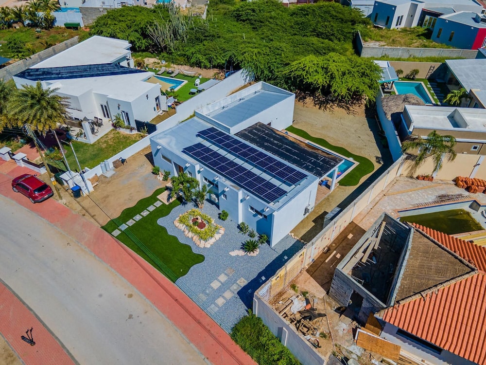 Brand NEW Modern 3ba3ba Villa With Pool and Patio