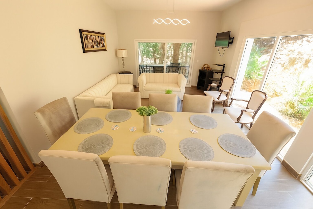 Casa Luminiere- Keyhole Bay #5 3 Bedroom Home