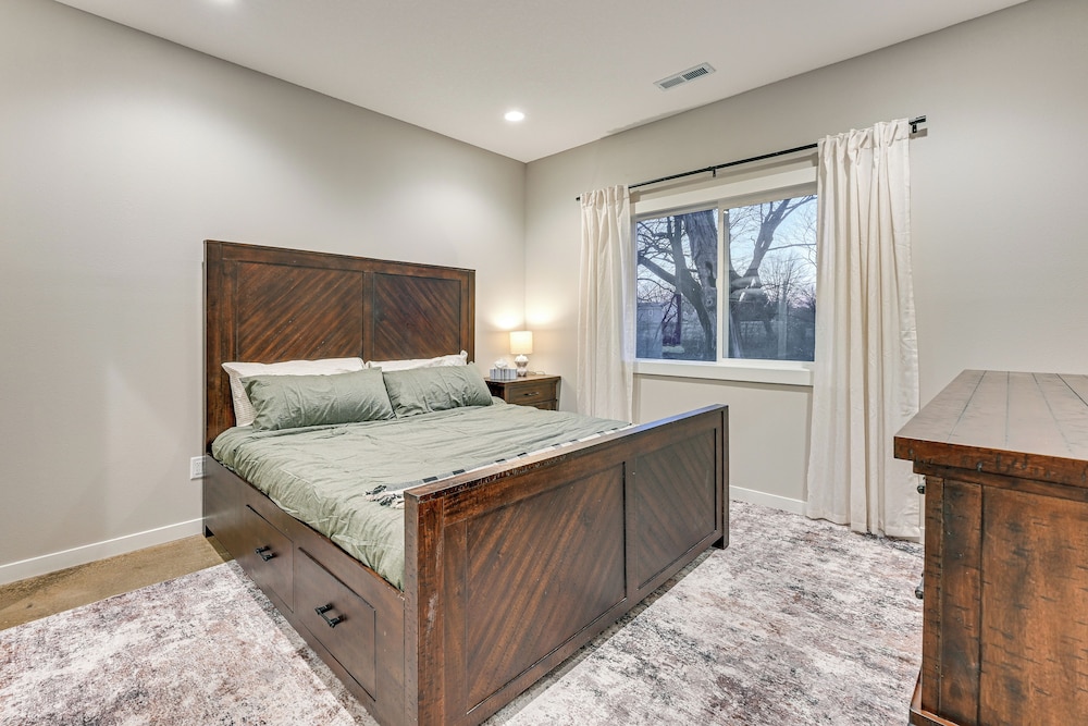 Hot Tub, Water Access: Cabin Near Lake Red Rock!