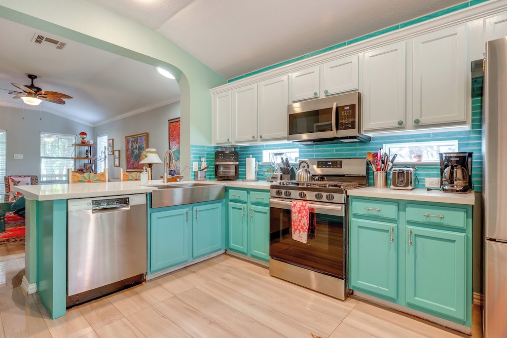 Dog-friendly Retreat w/ Yard, 22 Mi to Dtwn Austin