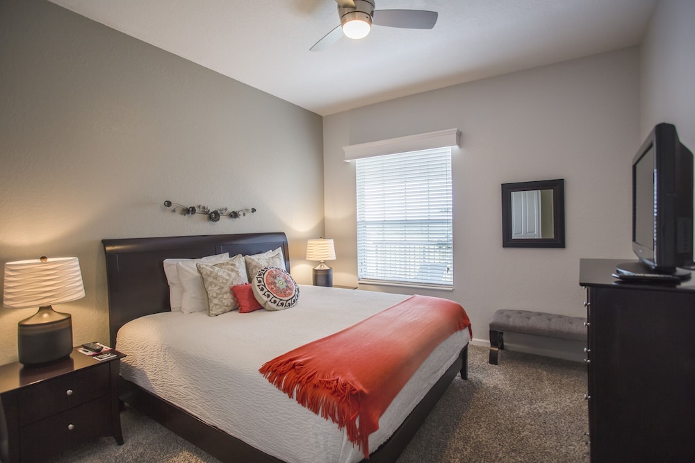 Altavista Lakeview 3 Bedroom Condo by RedAwning