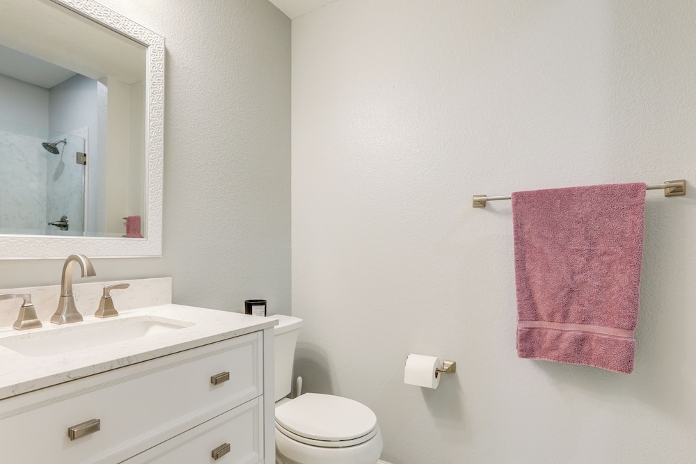4 Mi to UC Davis: Updated Family Home!