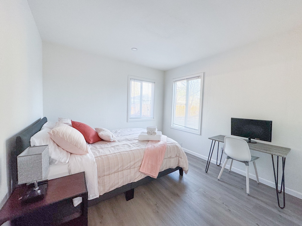 Walk to Google 3BR Home Yard & Kitchen