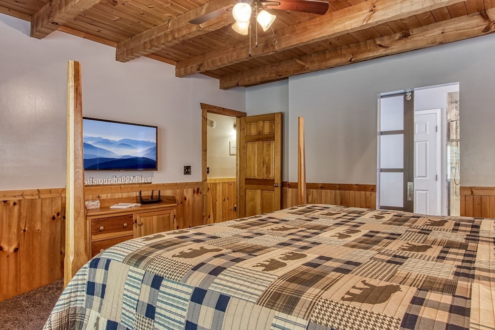 Er3 - Best Of Both Worlds -great Location-close To Town 4 Bedroom Cabin by RedAwning view 4