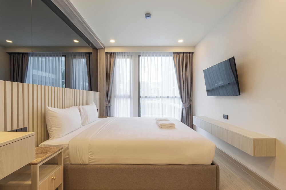 New Condo w Pool Gym Beach Nearby C247