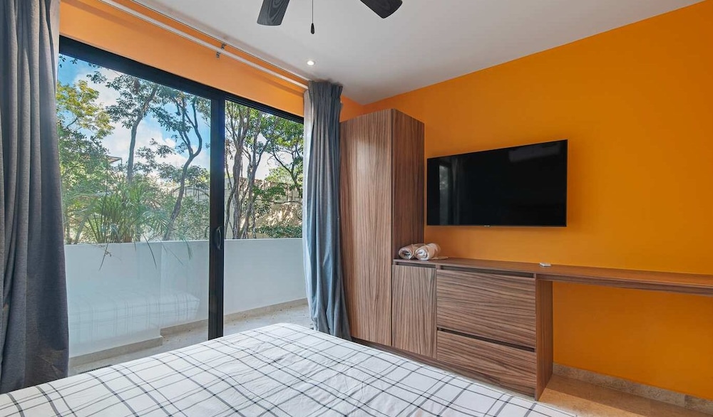 1 Br. LX Amenities Prime Location