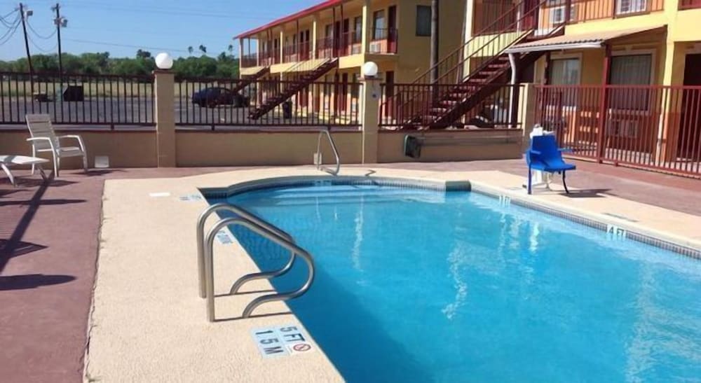 Deluxe Inn Airport