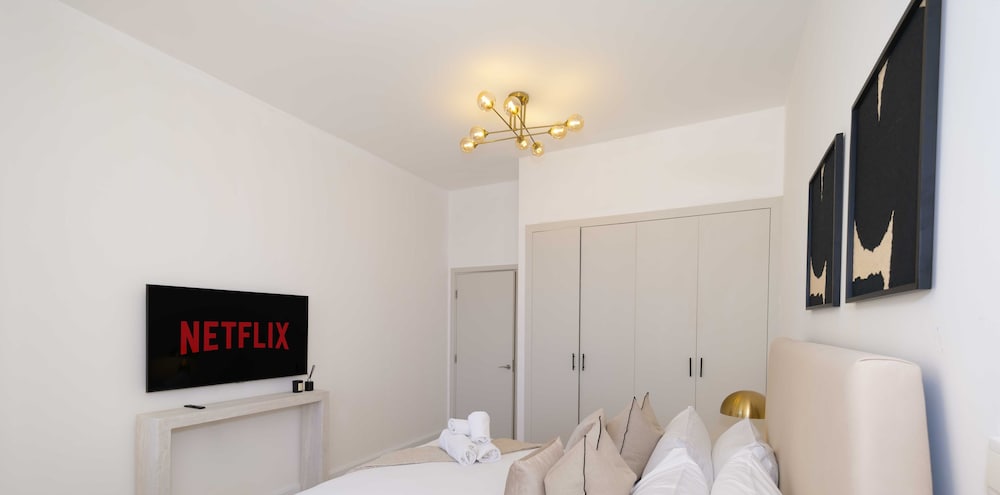LUX The Dubai Eye Sea View Suite