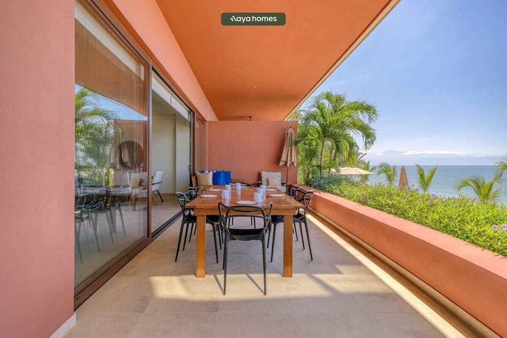 Luxurious 3BR Condo Right Next to the Beach - King