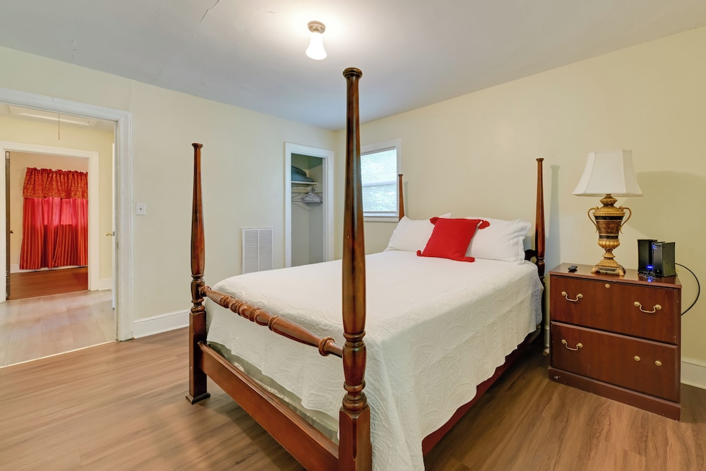 5 Mi to Uptown: Charlotte Hideaway w/ Yard
