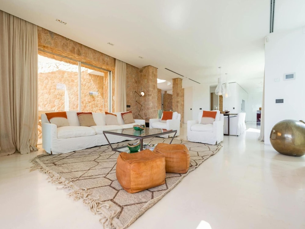 Stunning Villa With Modern Appliances