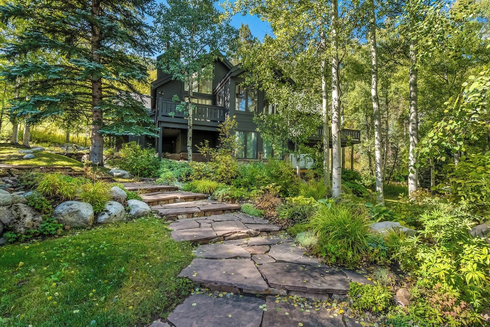 Evergreen Escape Home for 12