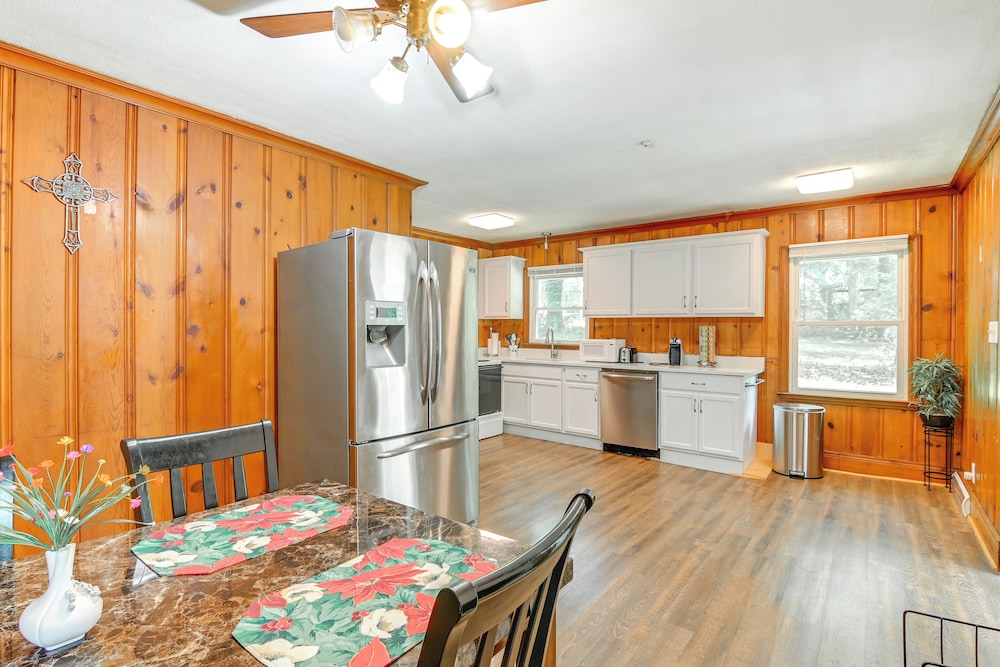 6 Mi to Uptown: Pet-friendly Home in Charlotte