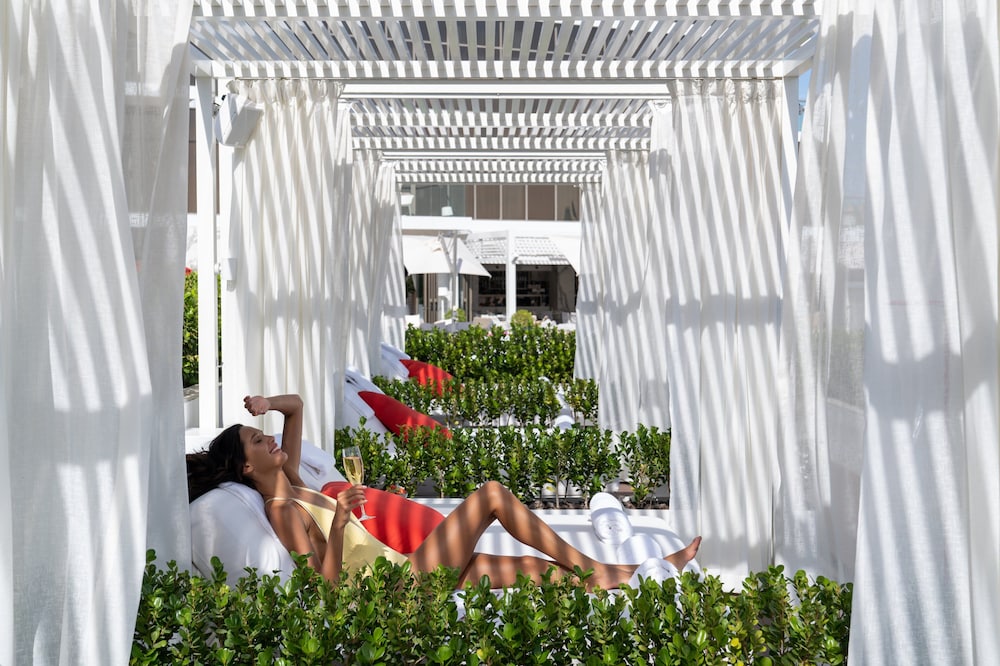 Th8 Palm Dubai Beach Resort, Vignette Collection by IHG