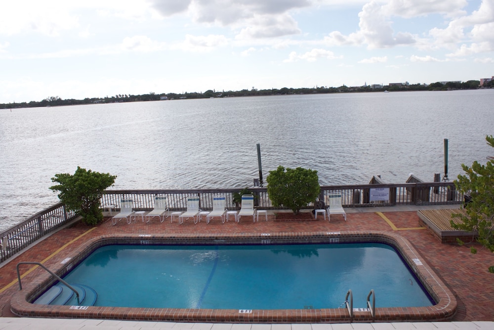Palm Beach Waterfront Suites