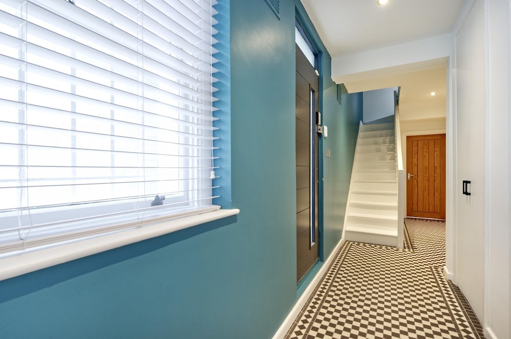 Beautiful Battersea Garden Flat by Underthedoormat