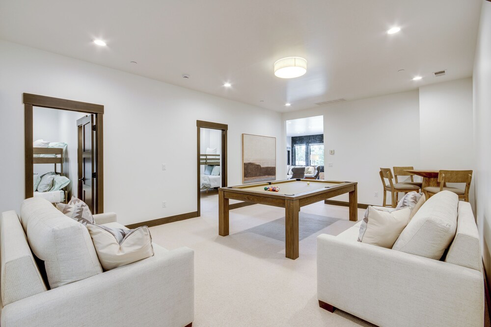 2 Mi to Big Sky Resort: Luxe Mtn-view Retreat!