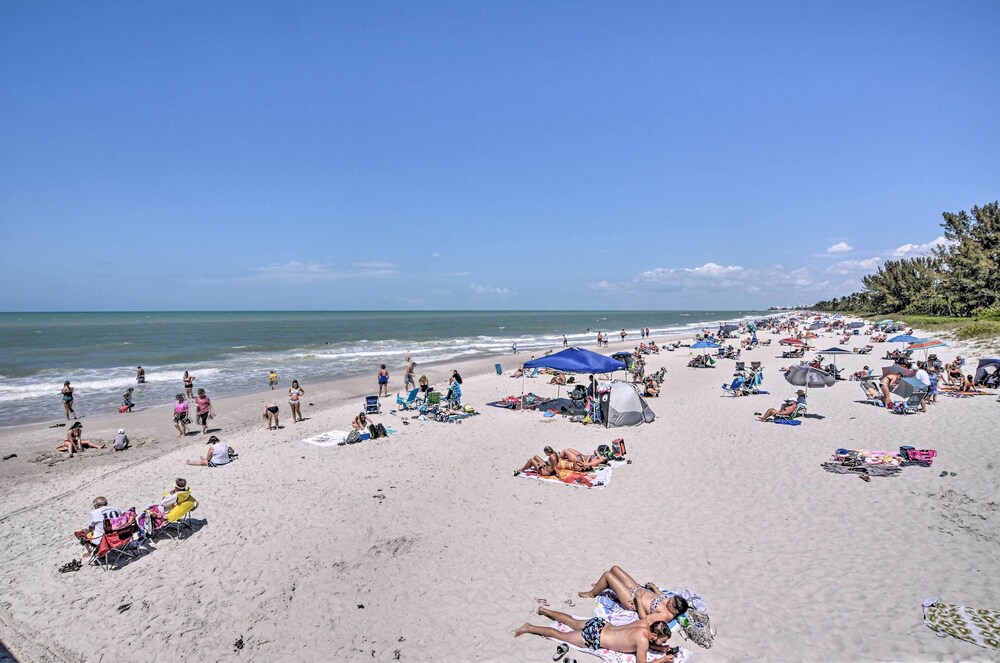 Luxe Naples Escape: Walk to Beach & Downtown! view 2