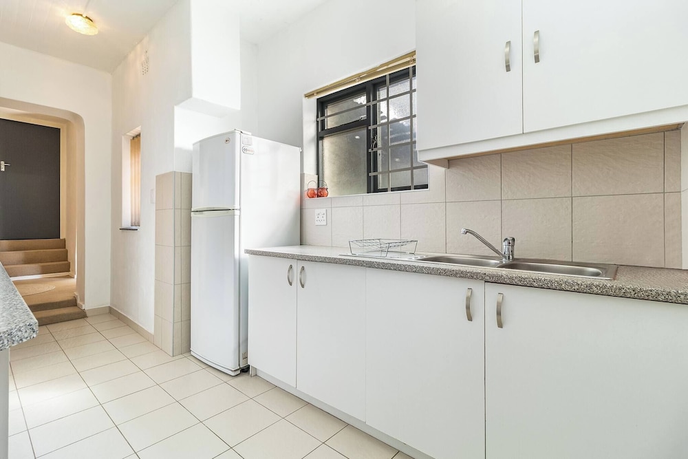 Charming Garden Cottage, Campsbay, Cape Town
