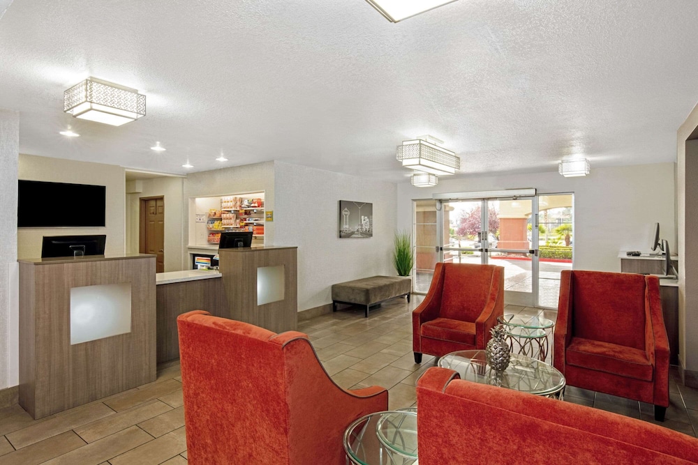 La Quinta Inn & Suites by Wyndham Las Vegas Red Rock