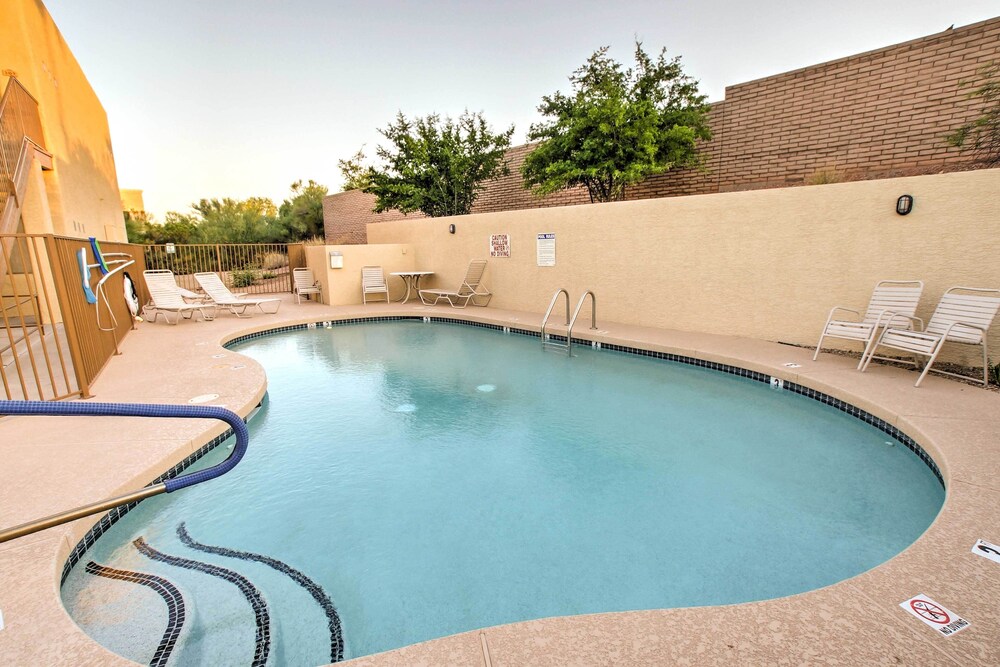 Lovely Condo w/ Balcony < 3 Miles to Parks + Golf!