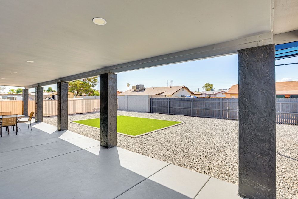 3 Mi to Desert Diamond Arena: Peoria Home w/ Yard!