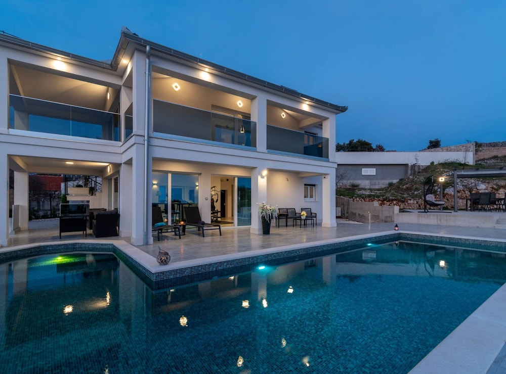 Luminous Infinity Villa With Pool and Gym