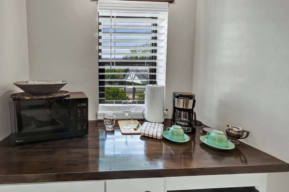 Tejas Suite Walking Distance to Main St!