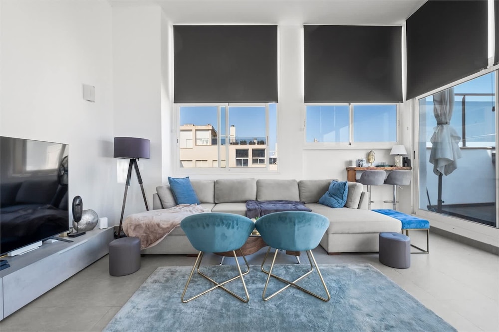 Penthouse Elegance by Bookaparadise