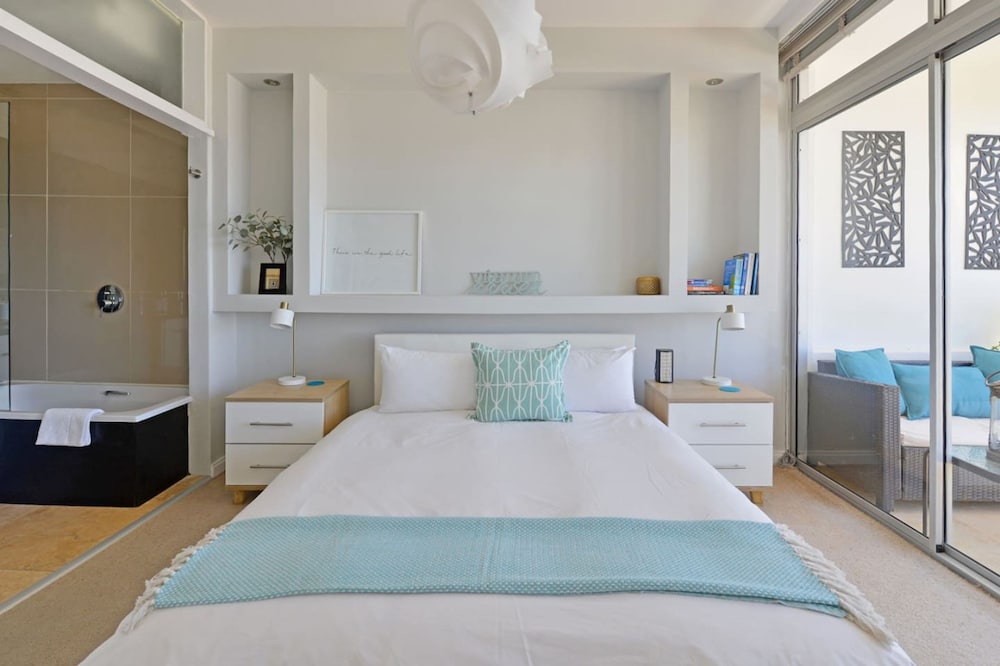 Top-floor 2-bed Beachfront Sunny Camps Bay Views