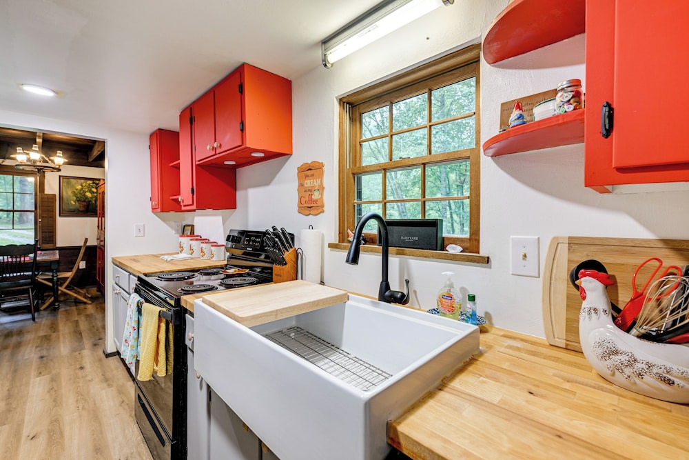 Trail Access & Tranquil Setting: Franklin Retreat!