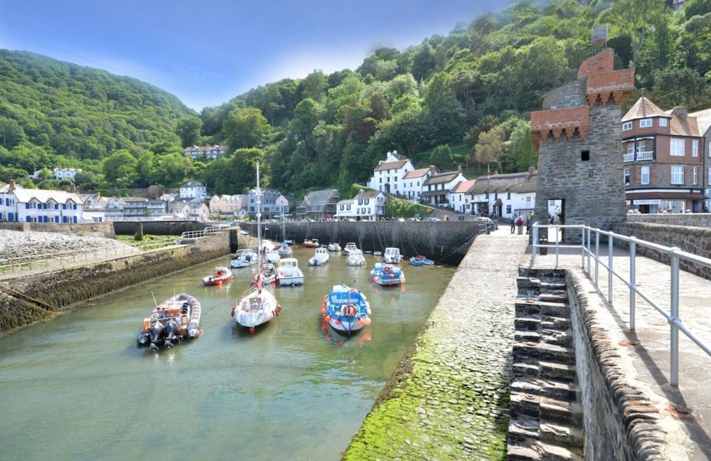 Lynmouth Vacations - Superb Sea View Apartment - Property Image 9
