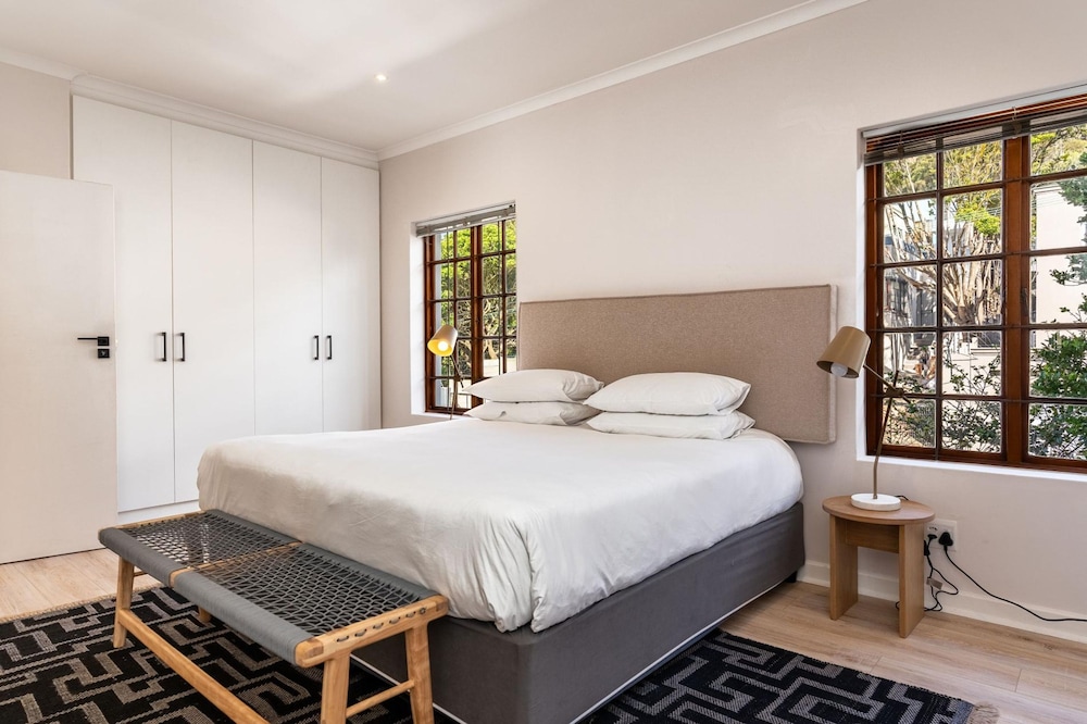 Cape Azure Oasis - Sea Point Retreat With hot tub