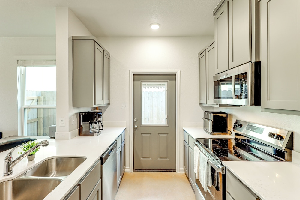 2 Mi to Downtown Temple: Newly Built Townhome!