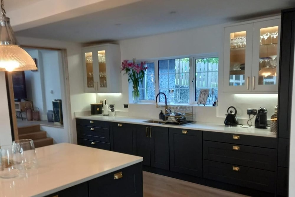 Spacious 5-bed House - Garden, Parking & Bbq