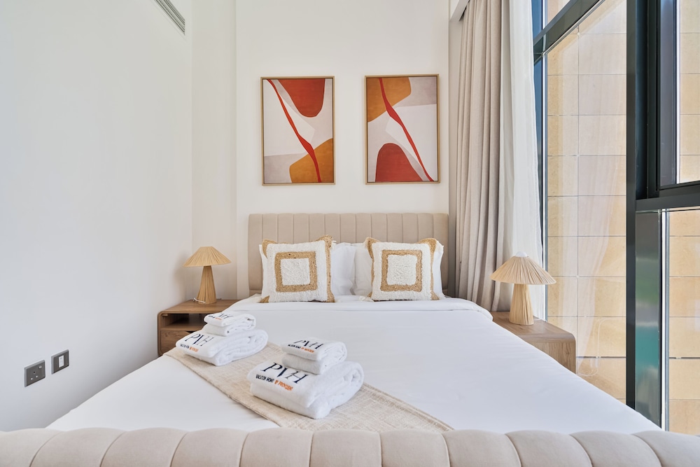 PVH - Chic 1BR - Azizi Riviera 37