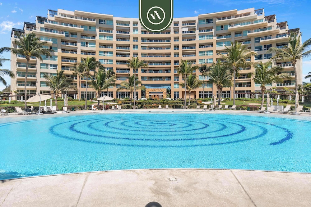 Oceanfront 2 BR Condo - Beach - Restaurant - Gym