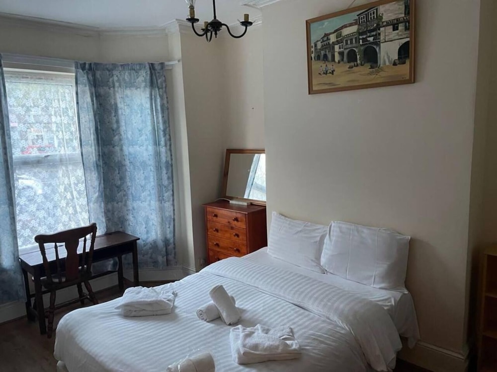 Homely 4-bed House in Manchester view 3