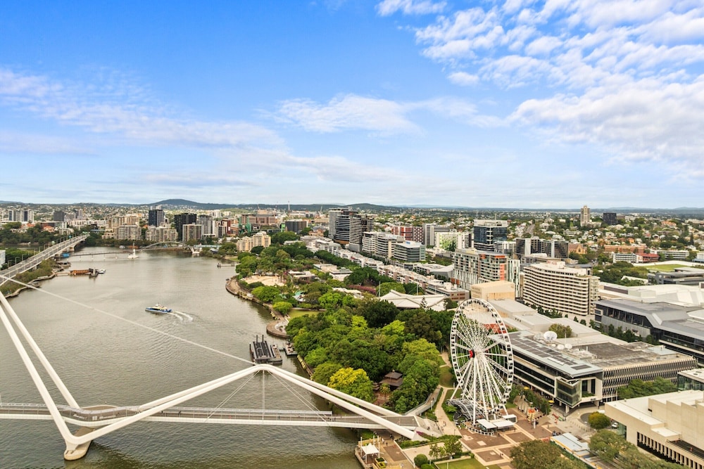 Modern Southbank Parklands Apartment Retreat