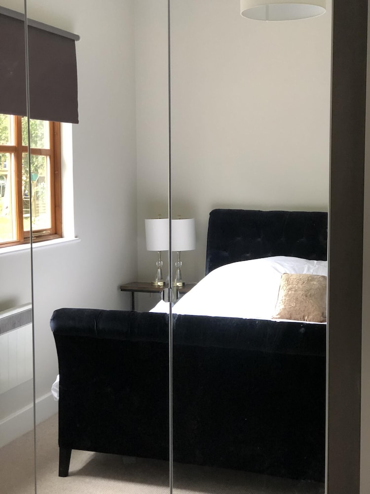 Cosy South Gloucestershire Cabin Retreat view 5