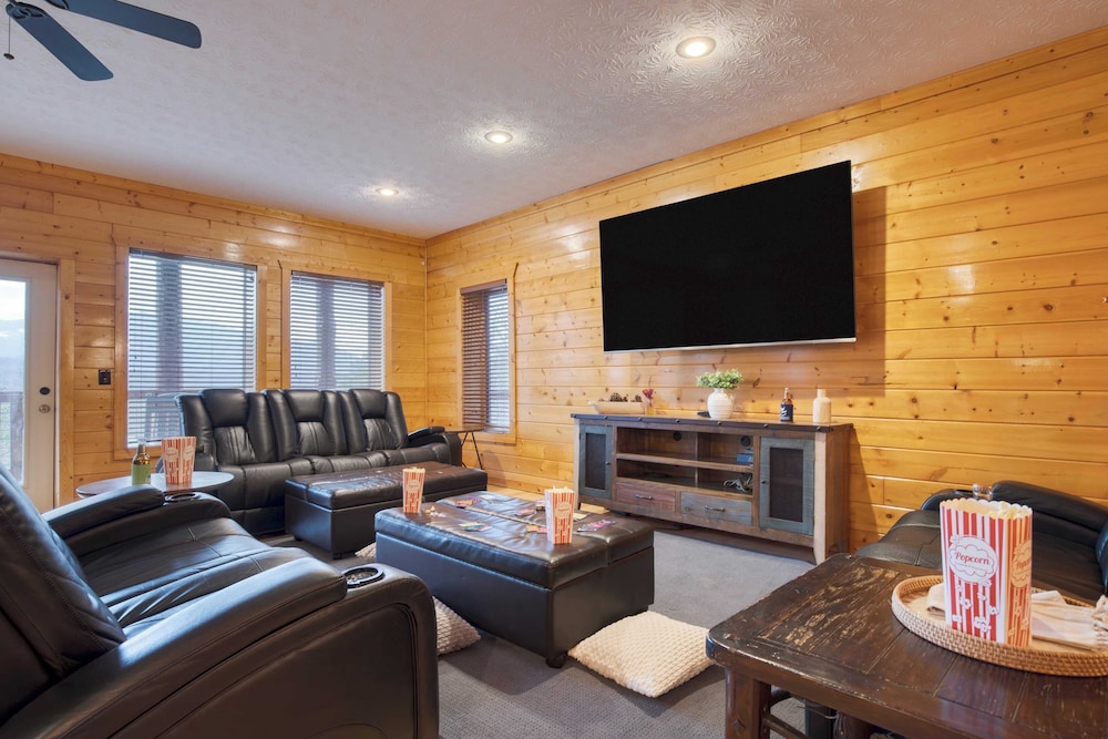 Pinnacle Chalet by Avantstay Luxury Cabin w/ Panoramic Views, Fireplace & Game Room