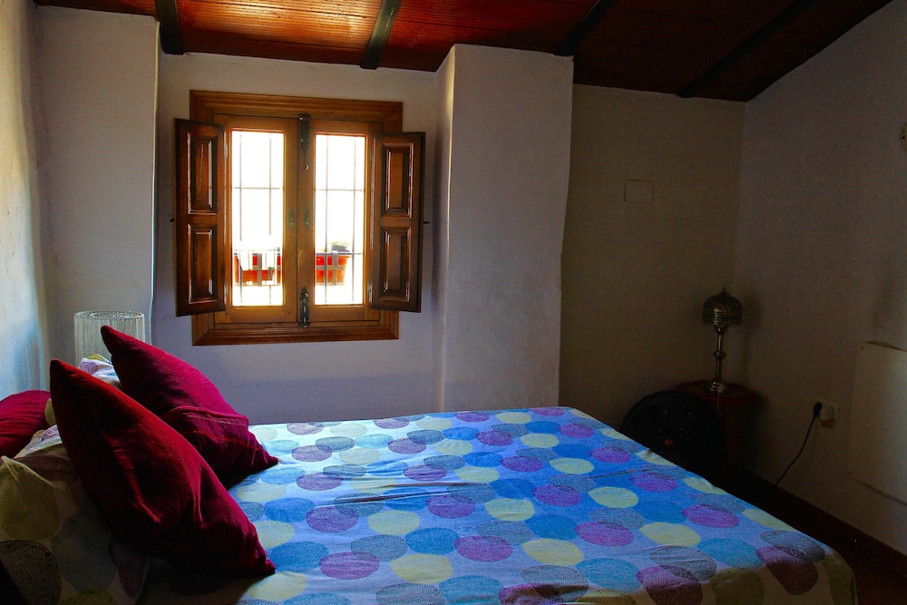 Cottage - Sleeps 4 - Pet Friendly - Patio