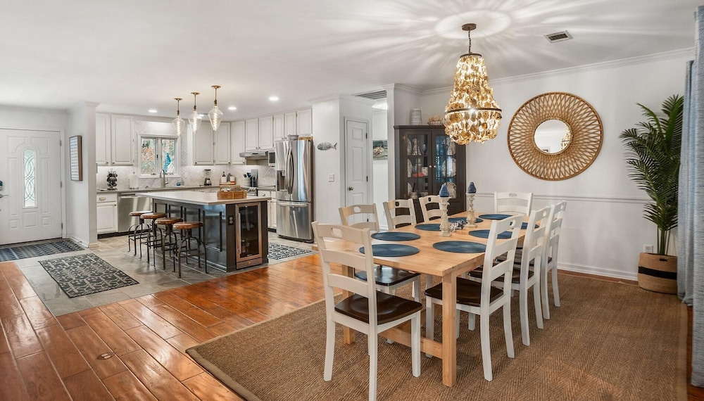Beautifully Updated, Dog Friendly 4-bed, 4-bath Home Near Beach