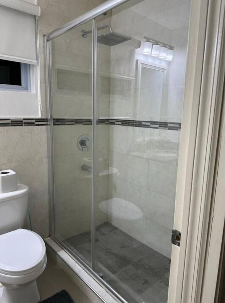 Modern 1BR Condo in Kingston