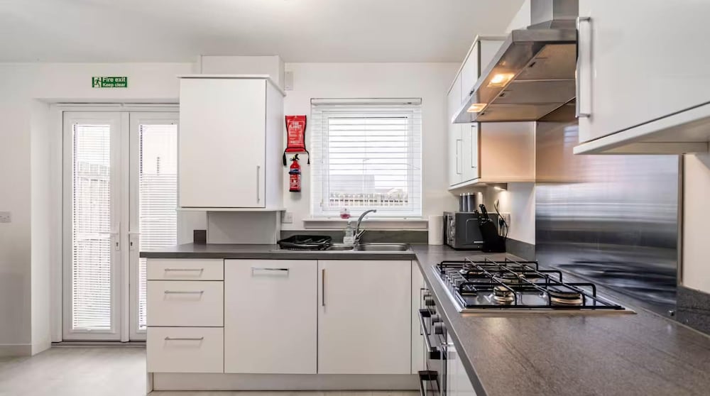 Charming 3 Bed Home in Stepps, Glasgow - Garden & Patio