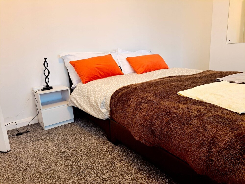 Cozy 2BR Home Pets Welcome Free Parking & Wifi
