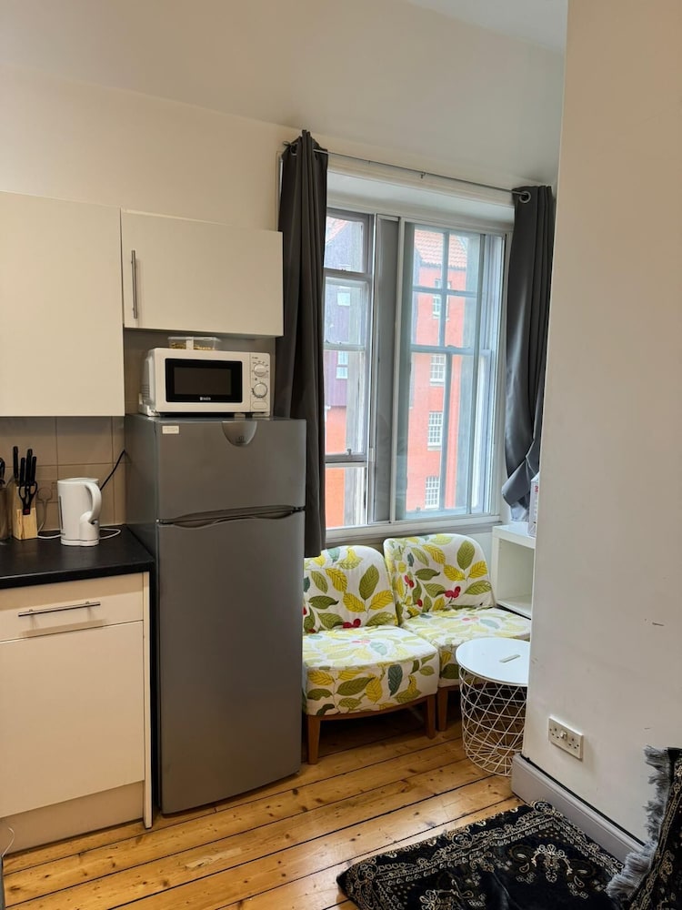 Cozy Edinburgh Apartment Escape