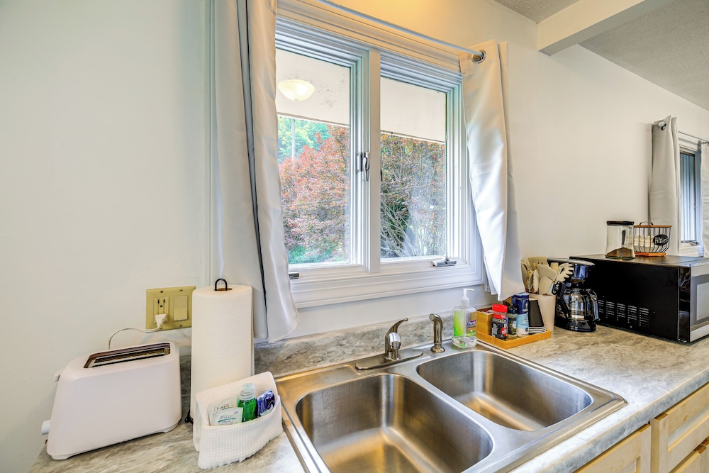 17 Mi to Coal Canyon Trail: Scenic Mtn-view Apt!
