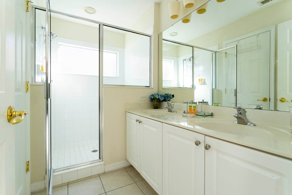 Gorgeous 4 Bedroom w/ Pool Close to Disney 920