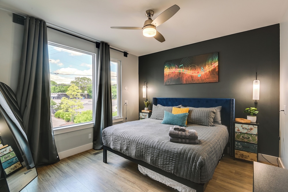 Skyline Views: Nashville Townhome 3 Mi to Broadway
